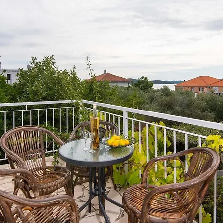 Jane Perna * Kuciste