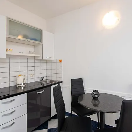 Jane Perna * Kuciste